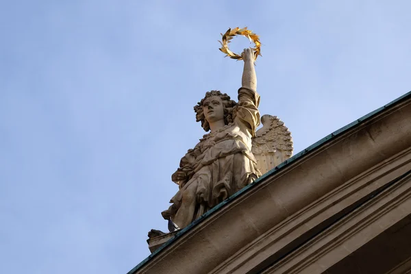 Angelo sul portale della chiesa di Santa Caterina e Mausoleo di Ferdinando II, Graz — Foto Stock