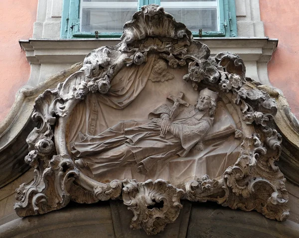 圣弗朗西斯 哈维尔 奥地利施蒂里亚州格拉茨房屋门面上的雕像 — 图库照片