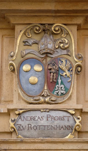 立面徽章的阿森纳 (Zeughaus) 在格拉茨，奥地利施蒂利亚州门户上 — 图库照片