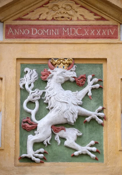 Escudo de armas de la fachada en el portal del Arsenal (Zeughaus) en Graz, Estiria, Austria — Foto de Stock