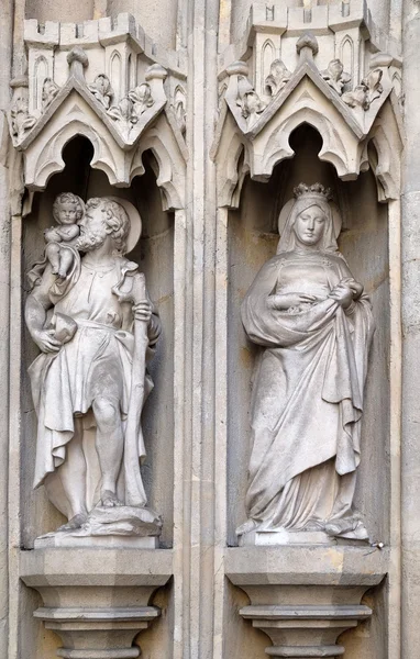 Estatua en el portal de la iglesia parroquial de la Santa Sangre en Graz, Estiria, Austria — Foto de Stock