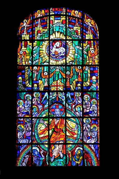 彩色玻璃窗口在教区教堂的圣血在格拉茨，奥地利施蒂利亚州 — 图库照片