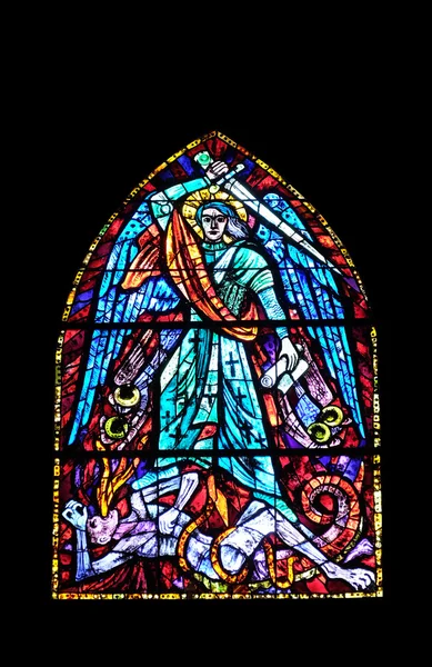 Janela de vidro manchado na Igreja Paroquial do Sangue Sagrado em Graz, Estíria, Áustria — Fotografia de Stock