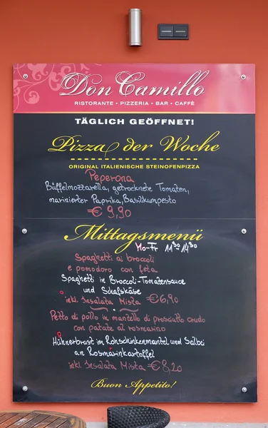 Tafel mit Angeboten eines Restaurants in Graz, Steiermark, Österreich — Stockfoto