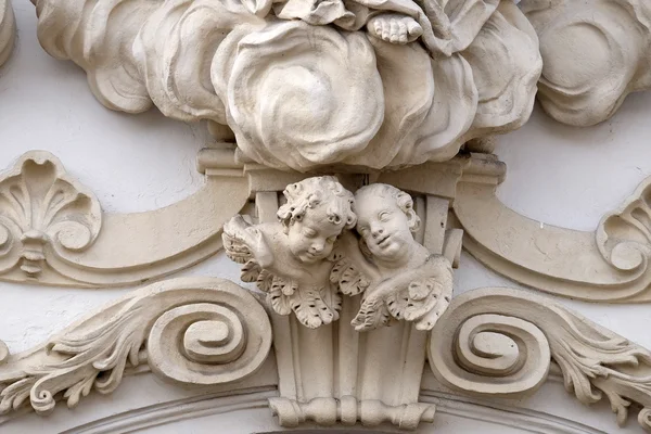 Angels op het portaal van de kerk Mariahilf in Graz, Stiermarken, Oostenrijk — Stockfoto