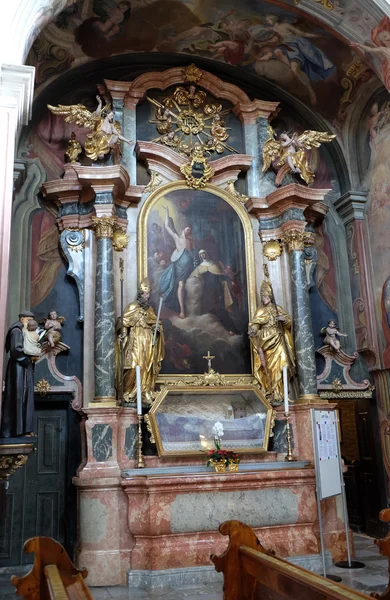 Altar de Santa Bárbara en la iglesia de Barmherzigenkirche en Graz, Estiria, Austria — Foto de Stock