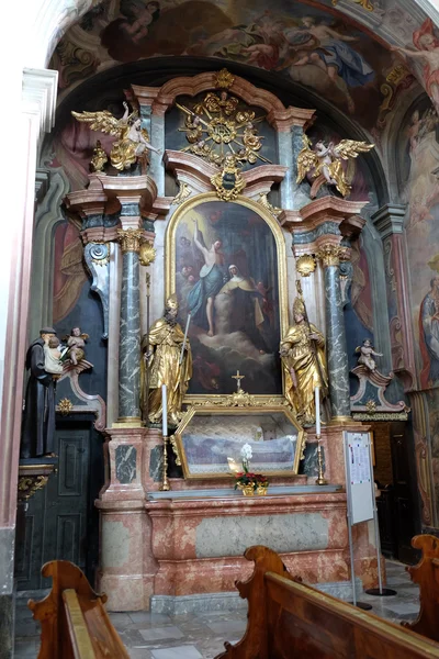 Altaret i Saint Barbara i Barmherzigenkirche kyrka i Graz, Steiermark, Österrike — Stockfoto