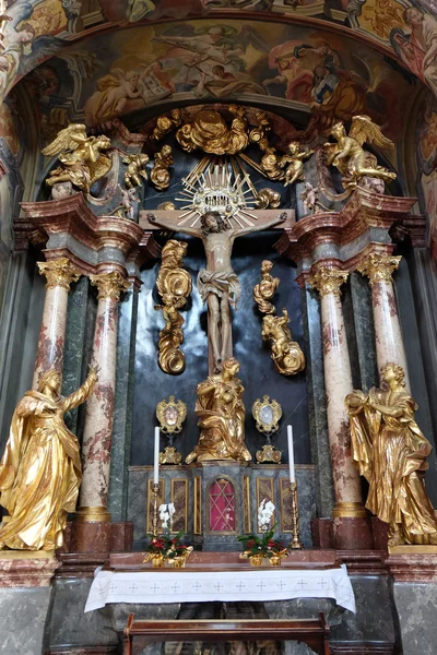 Altar da Santa Cruz, igreja Barmherzigenkirche em Graz, Estíria, Áustria — Fotografia de Stock