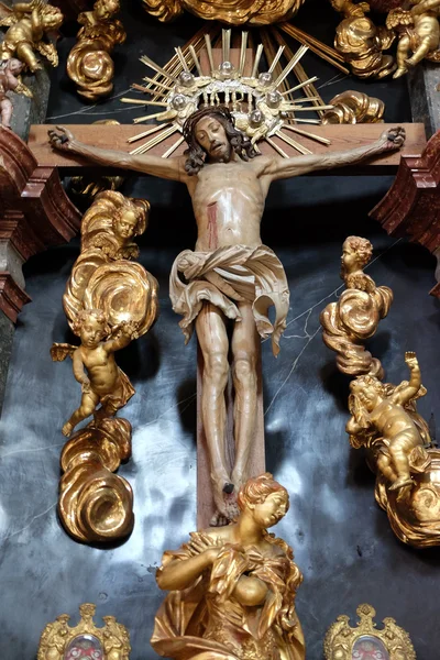 Altar da Santa Cruz, igreja Barmherzigenkirche em Graz, Estíria, Áustria — Fotografia de Stock