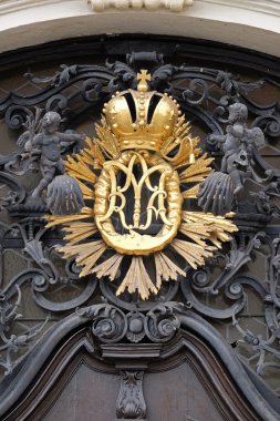 Our Lady monogram ana girişteki Mariahilf kilise Graz, Avusturya