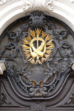 Ana girişteki Mariahilf Graz, Avusturya kilisede Fransisken monogram