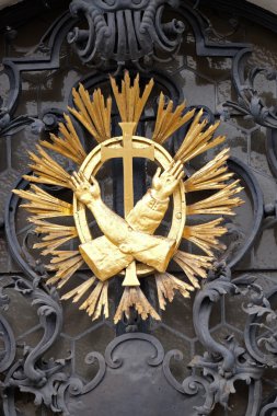 Ana girişteki Mariahilf Graz, Avusturya kilisede Fransisken monogram