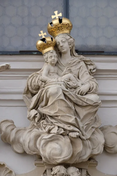 圣母玛利亚与婴儿耶稣在马里希夫教堂的门户在格拉茨 施蒂里亚 奥地利 — 图库照片