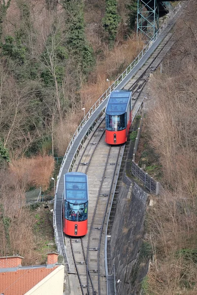 Moderní lanovky na Schlossberg a Graz panoramatickým výhledem na město — Stock fotografie