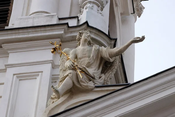 Ángel, portal de la iglesia Mariahilf en Graz, Austria — Foto de Stock