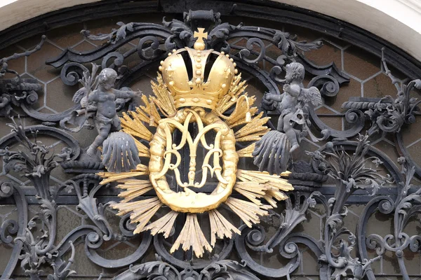 Monograma de Nuestra Señora en la entrada principal, Iglesia Mariahilf en Graz, Austria — Foto de Stock