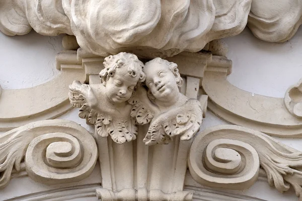 Anges sur le portail de l'église Mariahilf à Graz, Autriche — Photo