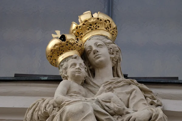 Szűz Mária a kis Jézus, portál a Mariahilf templom, Graz, Ausztria — Stock Fotó