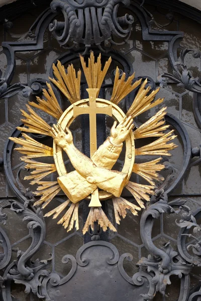 Monograma franciscano na entrada principal, igreja Mariahilf em Graz, Áustria — Fotografia de Stock