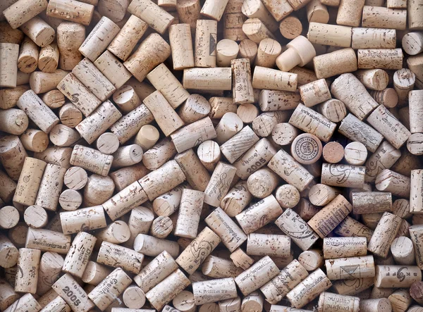 Corchos de botella de vino usados en exhibición en la ventana de una tienda de vinos, Graz, Austria — Foto de Stock