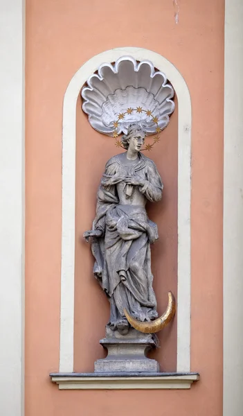 Virgin Mary, portal da igreja Dreifaltigkeitskirche (Santíssima Trindade) em Graz, Estíria, Áustria — Fotografia de Stock