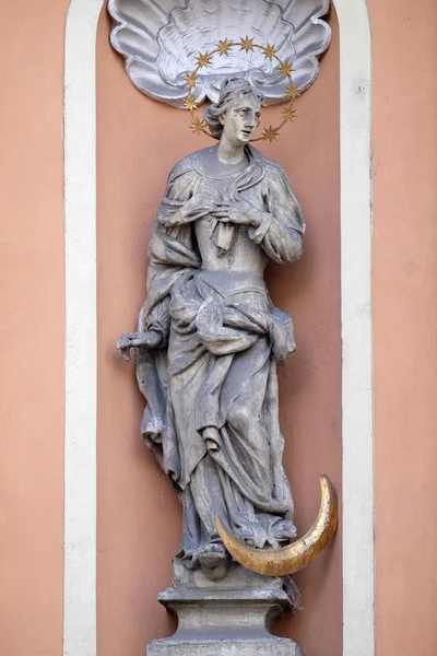 Virgin Mary, portal da igreja Dreifaltigkeitskirche (Santíssima Trindade) em Graz, Estíria, Áustria — Fotografia de Stock