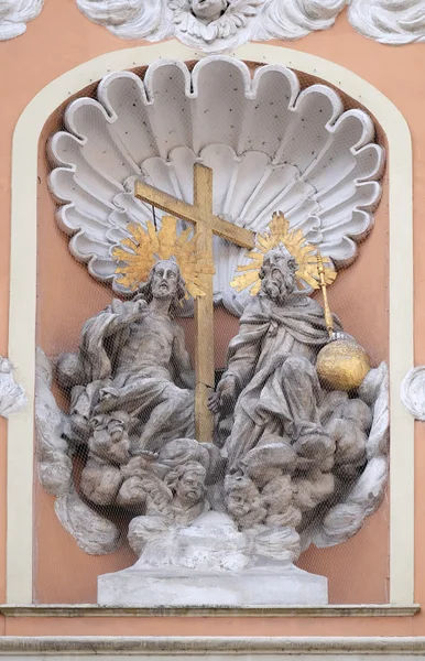 Santísima Trinidad, portal de la iglesia Dreifaltigkeitskirche (Santísima Trinidad) en Graz, Estiria, Austria — Foto de Stock