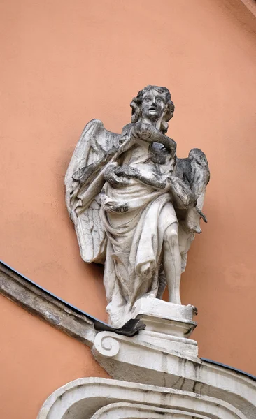 Angel, portál Dreifaltigkeitskirche (Nejsvětější Trojice) kostela v Graz, Rakousko — Stock fotografie