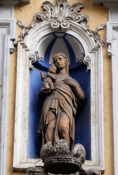 Jungfrau Maria mit Jesuskind, Statue an der Hausfassade in Graz, Österreich — Stockfoto