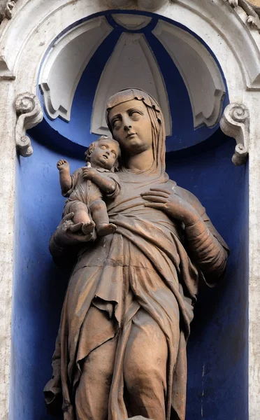 Vergine Maria con Gesù Bambino, statua sulla facciata della casa a Graz, Austria — Foto Stock