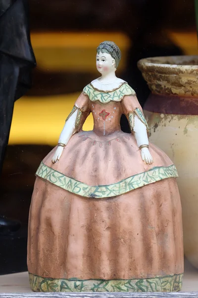 Muñeca antigua de época en tienda de antigüedades, Graz, Estiria, Austria — Foto de Stock