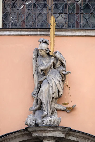 Arcanjo Miguel, portal da igreja Dreifaltigkeitskirche (Santíssima Trindade) em Graz, Áustria — Fotografia de Stock