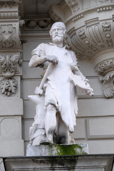 Statua dell'Industria, rappresentazione allegorica, dettaglio del municipio di Rathaus, Graz, Austria — Foto Stock