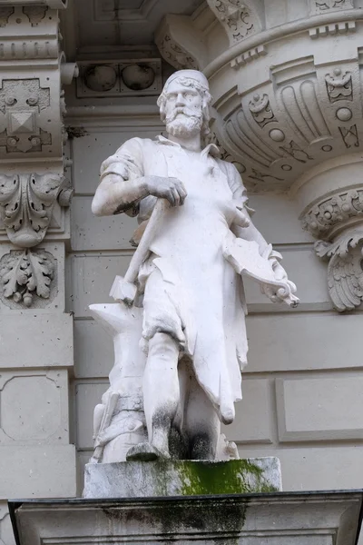 Standbeeld van industrie, allegorische vertegenwoordiging, detail van Rathaus stadhuis, Graz, Oostenrijk — Stockfoto