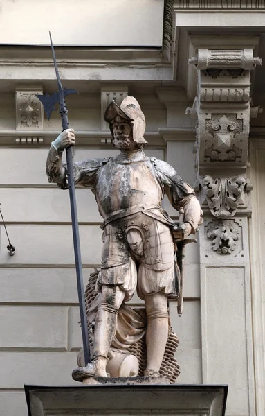 Статуя австрийских солдат на портале мэрии. Грац, Австрия — стоковое фото