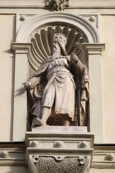 Статуя австрийских монархов на портале мэрии. Грац, Австрия — стоковое фото