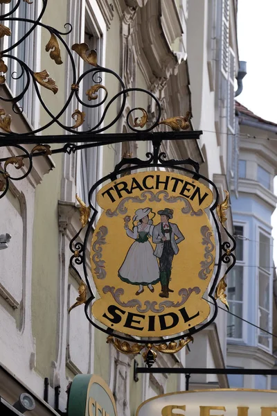 Altes Ladenschild für Trachten Seidl aus Schmiedeeisen, das vor dem Geschäft in der Grazer Altstadt hängt — Stockfoto