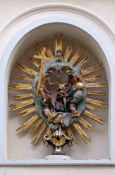 Krönung der Jungfrau Maria an der Hausfassade in Graz, Österreich — Stockfoto