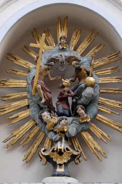 Coronación de la pintura de la Virgen María en la fachada de la casa en Graz, Austria —  Fotos de Stock