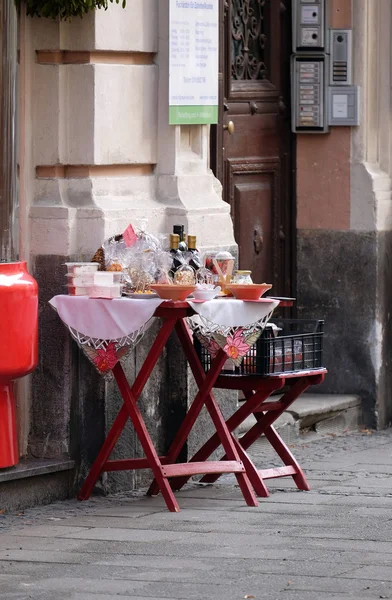 Especialidades de la isla de Hvar en Croacia expuestas frente a la tienda en Graz, Austria — Foto de Stock