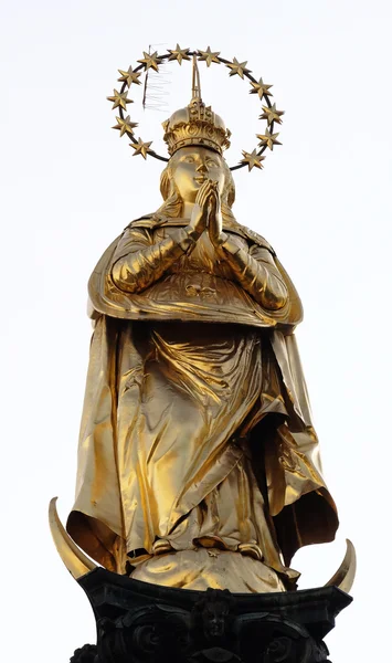 Estátua de ouro da Virgem Maria em Graz, Áustria — Fotografia de Stock