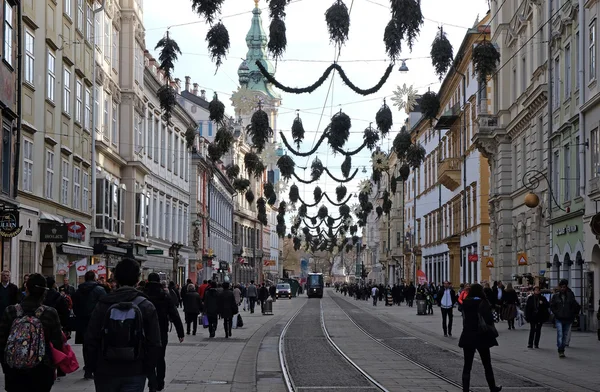 Commerces et lignes de tramway à Herrengasse à Graz, Styrie, Autriche — Photo