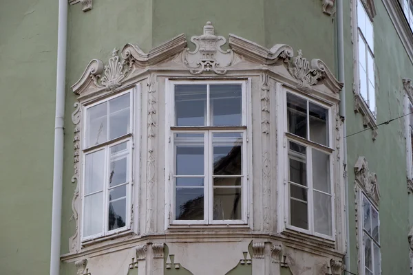 Detalle de vivienda residencial con frontón de ventana en Graz, Austria — Foto de Stock