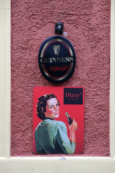 Schwindel-Bar und Werbung für Coca Cola in Graz, Österreich — Stockfoto