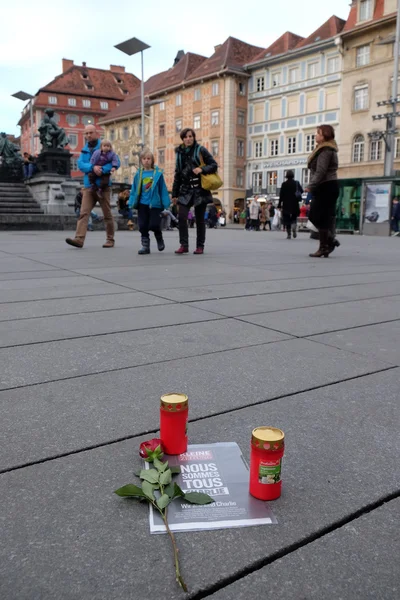 Wij zijn Charlie, journalisten van Kleine Zeitug eren de vermoorde collega's op het centrale plein in Graz, Oostenrijk — Stockfoto