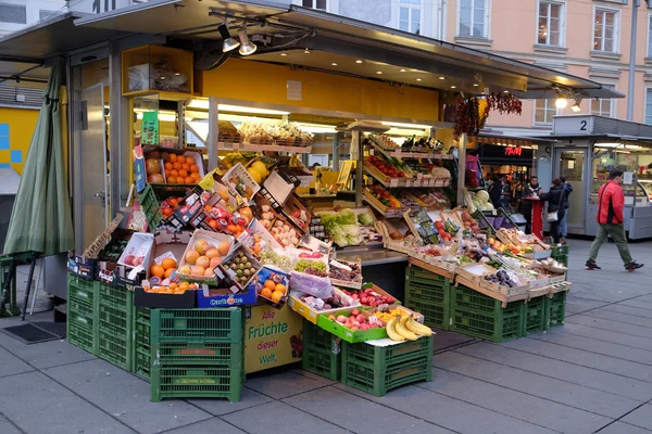 Frisches Obst und Gemüse auf einem traditionellen Markt in Graz, Österreich — Stockfoto