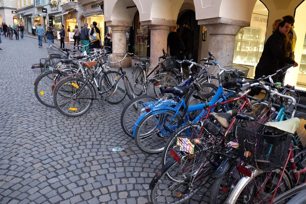 Locul de parcare pentru biciclete în Sporgasse, Graz, Austria — Fotografie, imagine de stoc