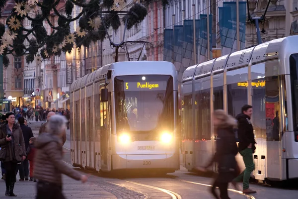 Tram in de binnenstad in Graz, Oostenrijk — Stockfoto