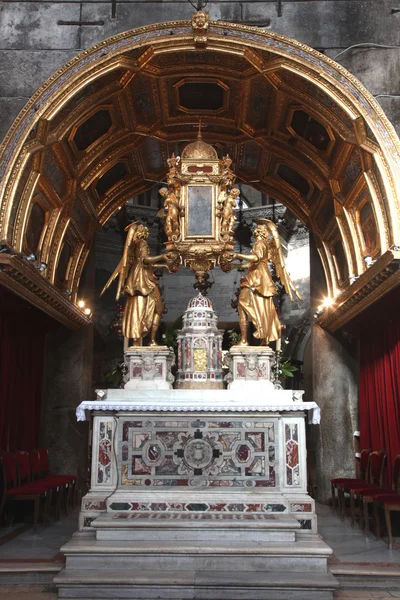 Altar in der Kathedrale St. Domnius gespalten — Stockfoto