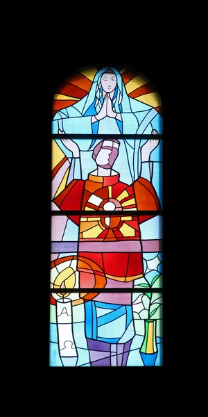 De kerk venster gebrandschilderd glas in de parochiekerk van st. james in medugorje — Stockfoto